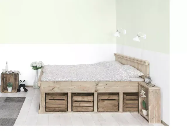 Steigerhouten bed met fruitkistjes Linde