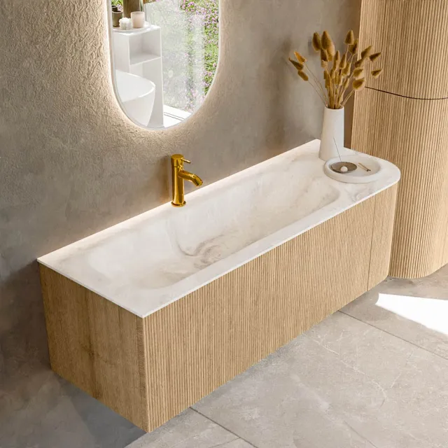 Mondiaz KURVE-DLUX 135 cm Onderkast Greeploos 1 Lade Met Deuren Oak, Wastafel Solid Surface Links Frappe 1 Kraangat Zonder Spiegel (KRVBGM135R1L1D1KL-Oak/Fra)