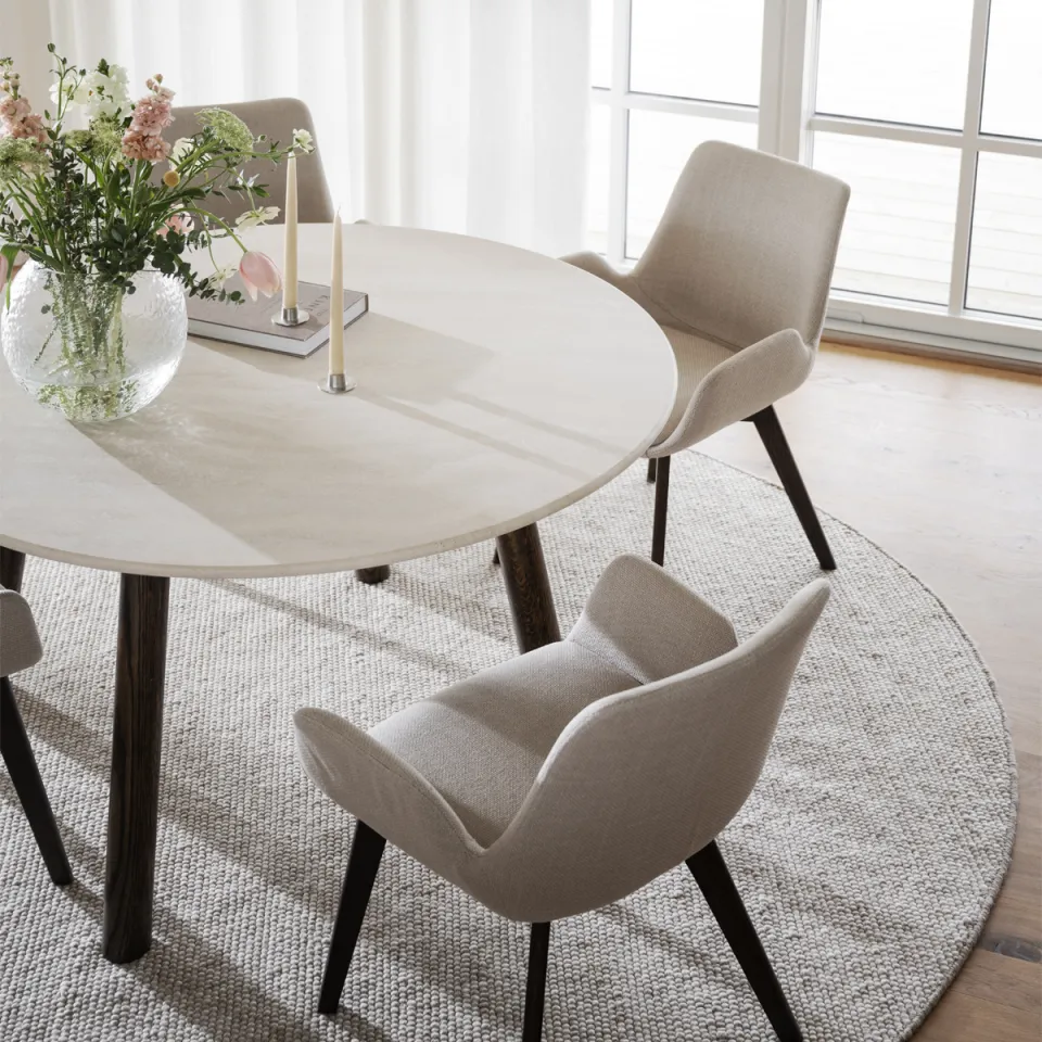 Rowico Home Taransay eikenhouten eettafel donker bruin - met beige travertine tafelblad - Ø125 cm, foto 4