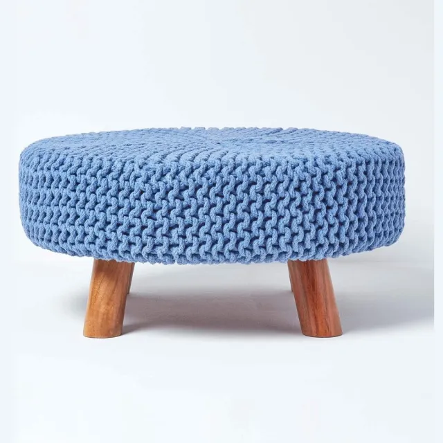 Homescapes Grote gebreide kruk met houten poten, 62 x 62 x 30 cm, blauw