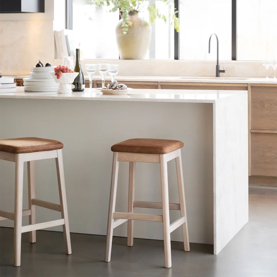 Rowico Home Livermore eikenhouten barkruk whitewash met bruin kunstleer zitkussen - 68 cm, foto 2