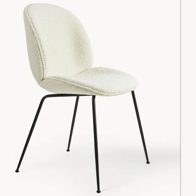 GUBI Gestoffeerde bouclé eetstoel Beetle Wit, Zwart