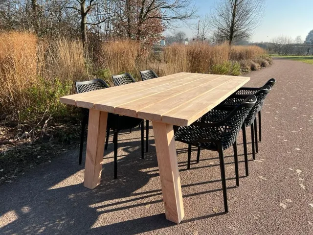 NordXL Douglas tafel Hugo met schuine houten poten