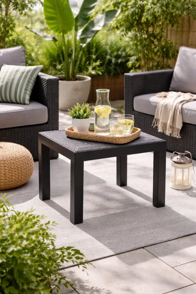 HEM Kunststof Bijzettafel Antraciet 59x46x40 cm – Tuin Tafel – Balkon – Weerbestendig Polypropyleen – Inclusief HEM Schoonmaakdoekje Zwart