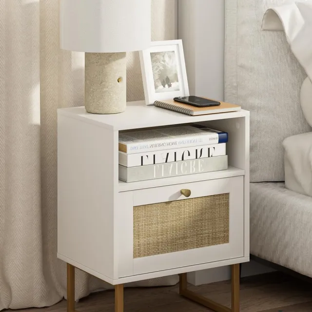 Famanu Nachtkastje van rotan, moderne boho nachttafel met lade en open plank, kleine bijzettafel met gouden frame, wit
