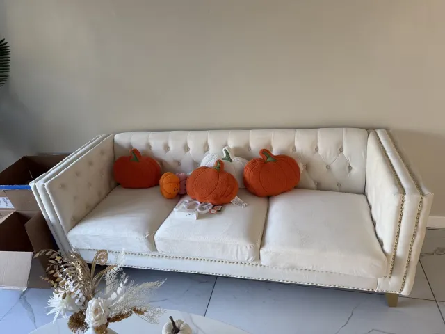FloraGrace Chesterfield Bank 2 Zits - Gecapitonneerde Rugleuning en Goudkleurige Siernagels - Woonkamer en Kantoor - Fluweel - Beige