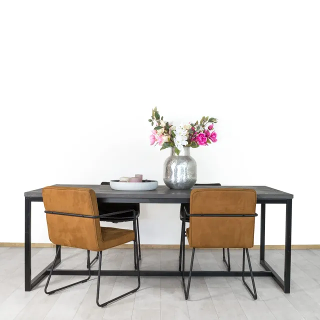 Betonlook tafel Avega met industrieel onderstel