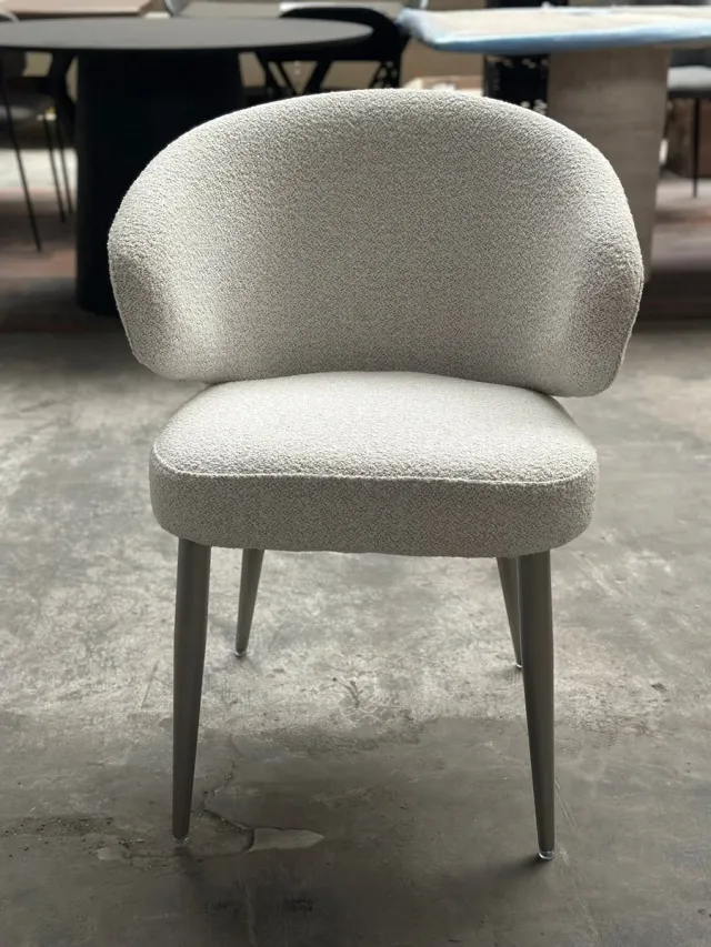 01 Living Eetkamerstoel – Bouclé Stoffen Stoel met Armleuning – Moderne Dining Chair met Metalen Poten Beige