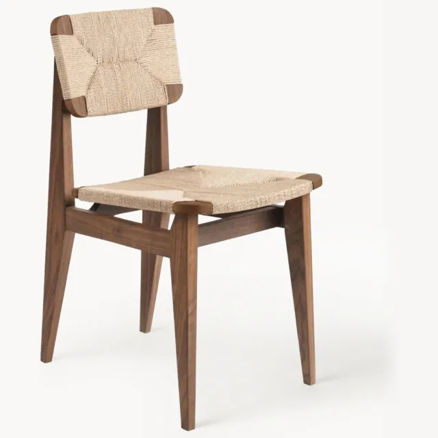 GUBI Eetkamerstoel C-Chair van walnoothout met gevlochten zitvlak Beige