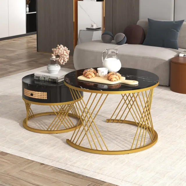 OKWISH Salontafel – 2-delige Ronde Set – Marmormotief Tafelblad – Kunstrotan Laden – Houten Grepen – Gouden Poten – Zwart – 70x70x45,5 / 50x50x38,5 cm