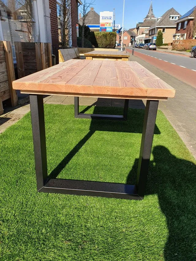 Het Houten Huis Tuintafel met stalen U poot-Douglas- volledig gemonteerd-90x240- 44mm dik.