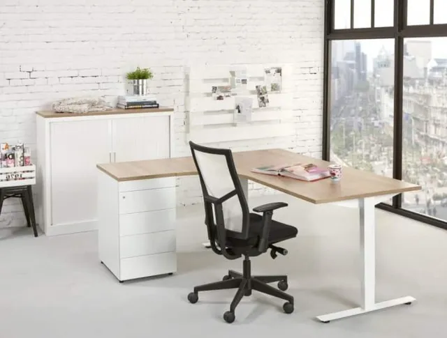 ABC Kantoormeubelen Ergonomisch t-poot wingbureau Design Teez breed 180CM diep 120CM bladkleur Licht Eiken framekleur Zwart (RAL9005) wingzijde Rechts Zwart (RAL9005)/Licht Eiken
