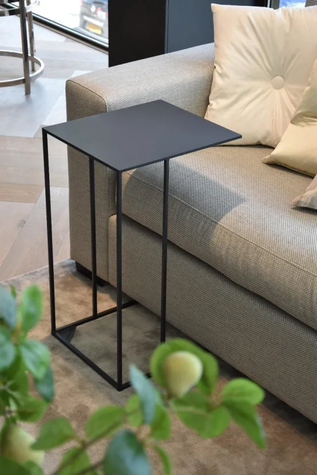 Stainiq ® Luxe bank bijzettafel – mat zwart metaal | handig bij de bank of bed - Luxe bijzettafel| Nederlands design, Stainiq ® puur ambacht & vakmanschap