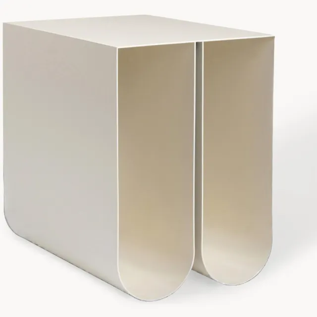 Kristina Dam Studio Metalen bijzettafel Curved Beige