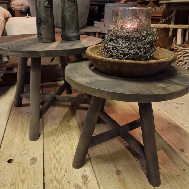 AURA PEEPERKORN BIJZETTAFELTJE| ROND BIJZETTAFELTJE|OLD FARM collectie| oud hout donkerbruin