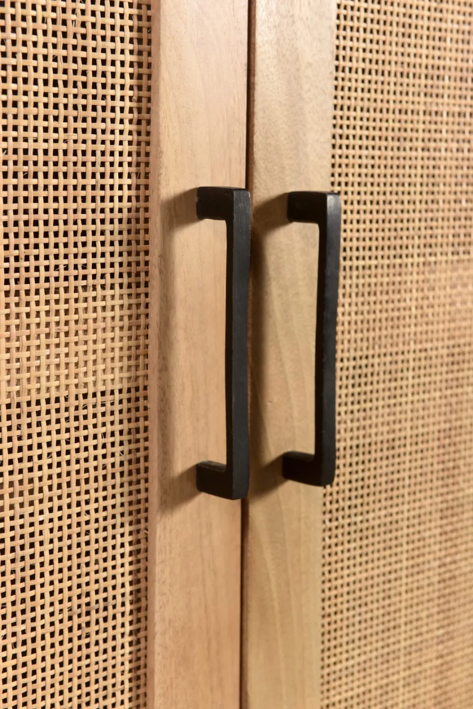 Artistiq Living Denice kledingkast mangohout en rotan, foto 6