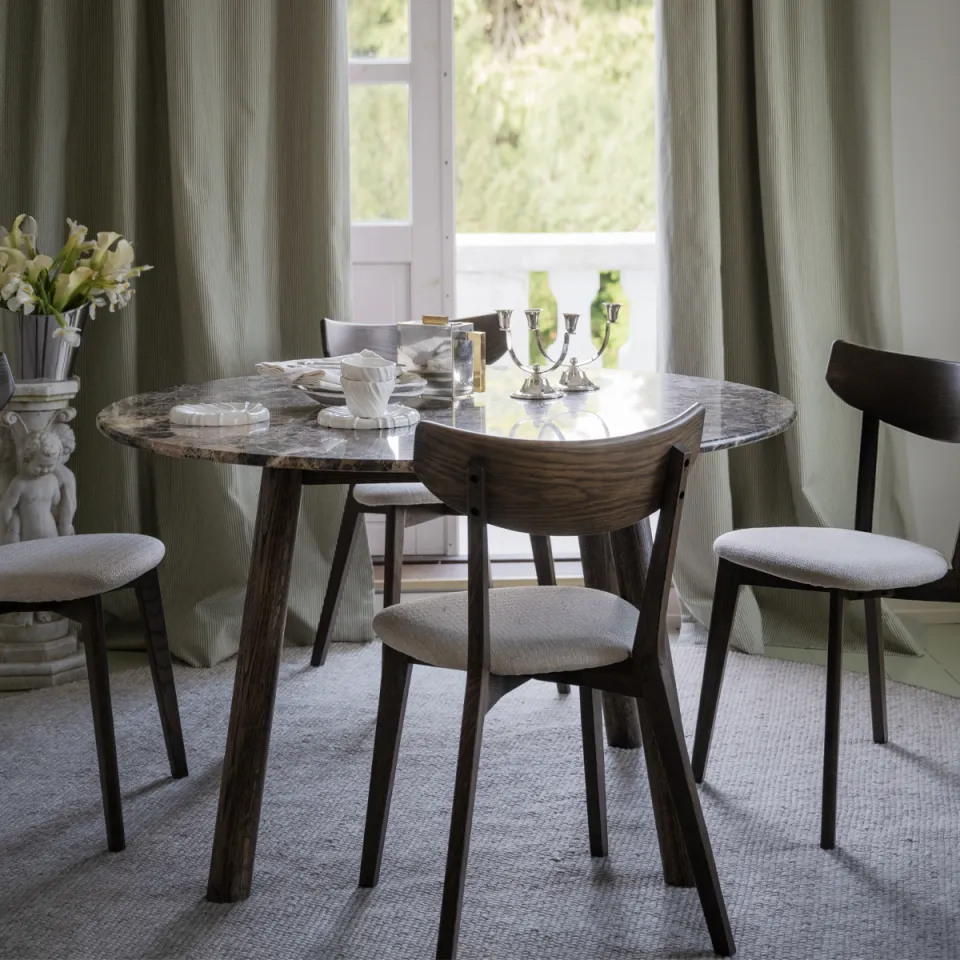 Rowico Home Taransay eikenhouten eettafel donker bruin - met bruin travertine tafelblad - Ø125 cm, foto 2