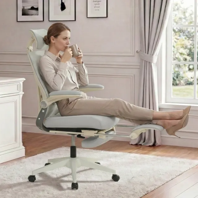 Wishdor Ergonomische bureaustoel - Verstelbare 3D-hoofdsteun en lendensteun - Inklapbare rugleuning en armleuningen - Kantelfunctie en voetensteun - Mesh rugleuning - Grijs - 67 x 67 x 120-129 cm