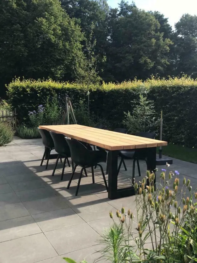 Douglas tuintafel Metis met industriele U poten