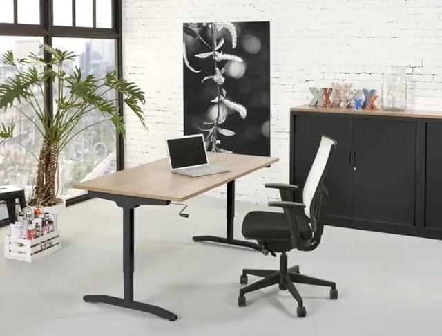 ABC Kantoormeubelen Slinger verstelbaar zit/zit bureau NLST breed 180CM diep 80 cm bladkleur Ahorn framekleur Zwart (RAL9005) Zwart (RAL9005)/Ahorn