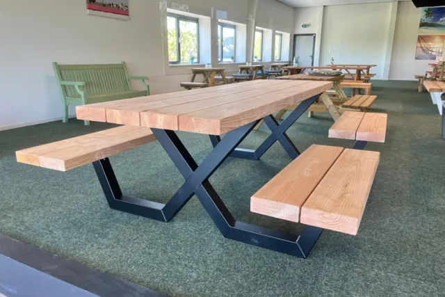 Rockwood® Picknicktafel Cross Over Easy Sit (6,5cm dikte) 2.00m met afgeronde hoeken inclusief montage op locatie Naturel