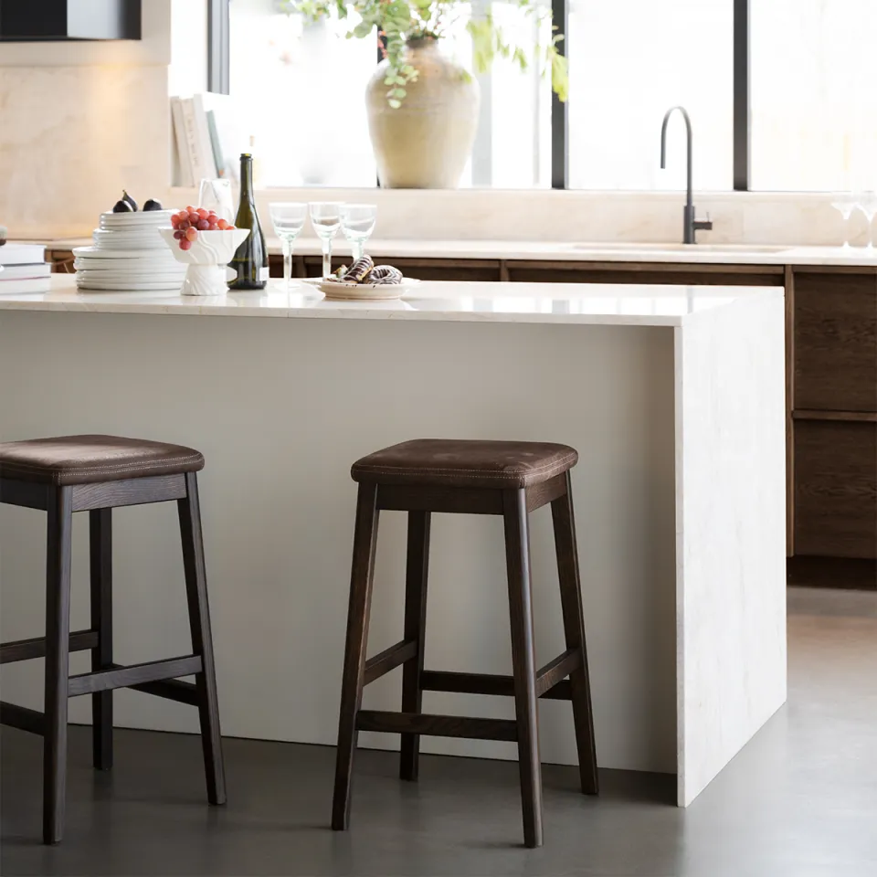 Rowico Home Livermore eikenhouten barkruk donkerbruin met bruin kunstleer zitkussen - 68 cm, foto 2