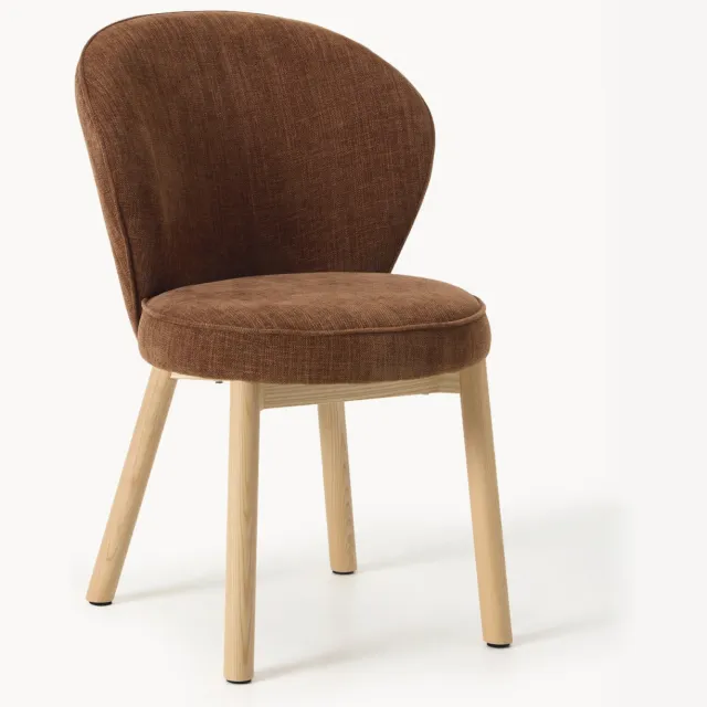 Westwing Collection Gestoffeerde eetstoel Serena met essenhouten poten Bruin