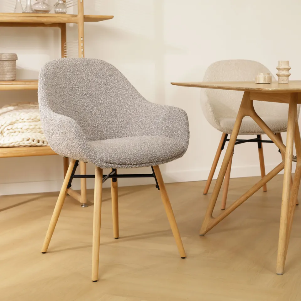 Nolon Nena-Mae eetkamerstoel bouclé taupe - houten onderstel, foto 2