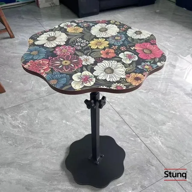 Stunq Hefbaar bijzettafeltje met kleurrijk bloemendessin en speciaal gevormd blad Zwart