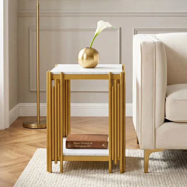 MEUNIQ bijzettafel 43 x 40 x 54,7 cm met twee legplanken, wit marmerlook en goudkleurig metalen frame, ook als nachtkastje voor slaapkamer en woonkamer Wit en goud
