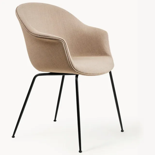 GUBI Gestoffeerde eetstoel Bat met armleuningen Beige, Zwart