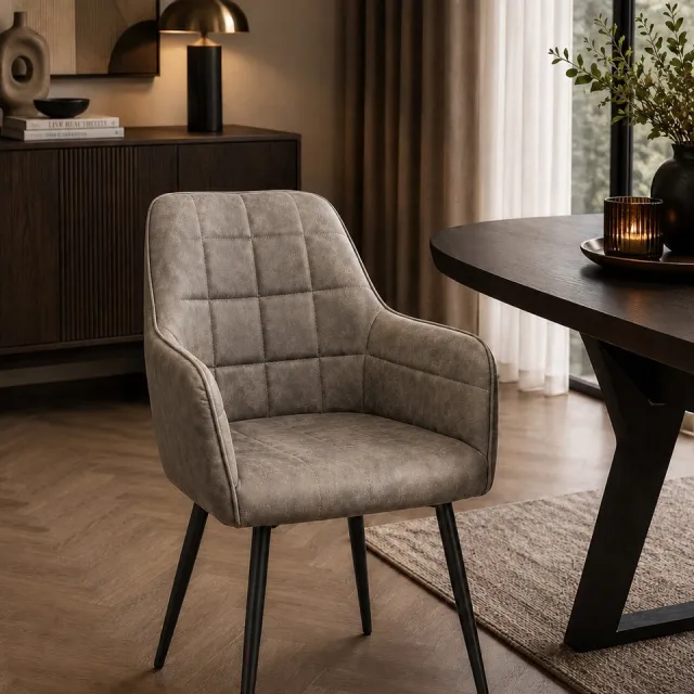 The Seats Eetkamerstoel Emma – Cowboy Stof – Taupe – Stoere Eetkamerstoel met Ruitstiksel – Met Armleuningen & Metalen Onderstel – Comfortabele Zitting