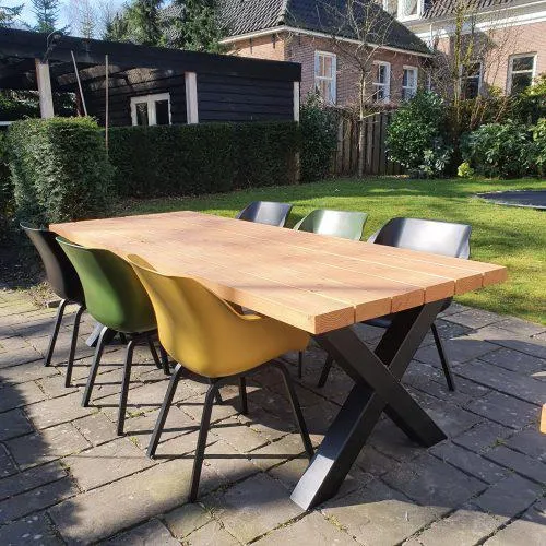 Douglas tuintafel Felix met stalen X poten