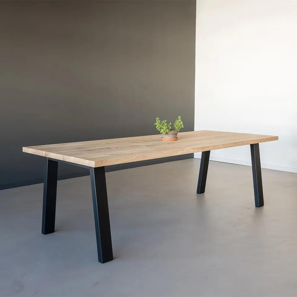 Eettafel eikenhout Zev met industriele schuine poten