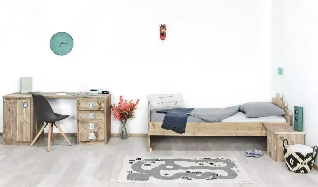 Steigerhouten bed Loes met speels hoofdbord