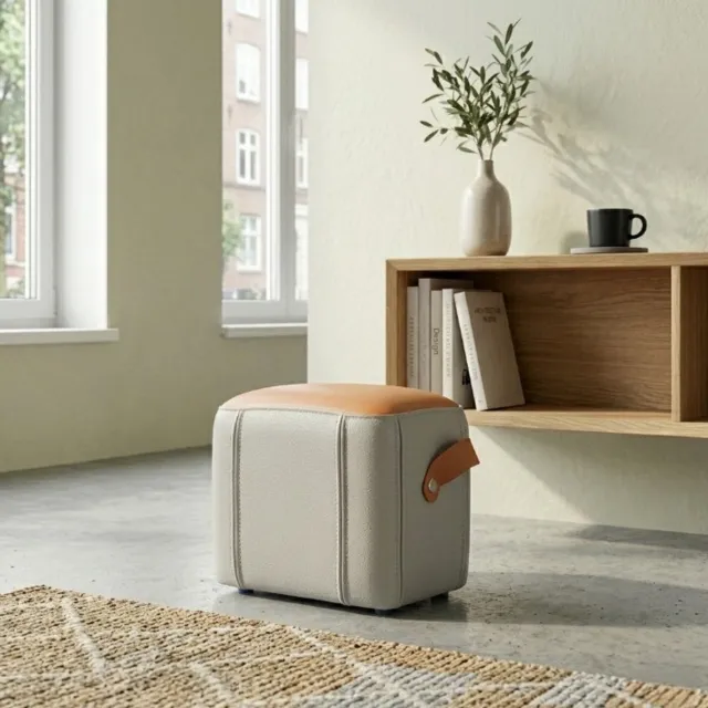 MODENUIT Voetenbankje Met Handgreep En Gepolsterde Zitting – 31,5 x 24 x 29 cm – Kunstleer – Grijs – Voor Binnen