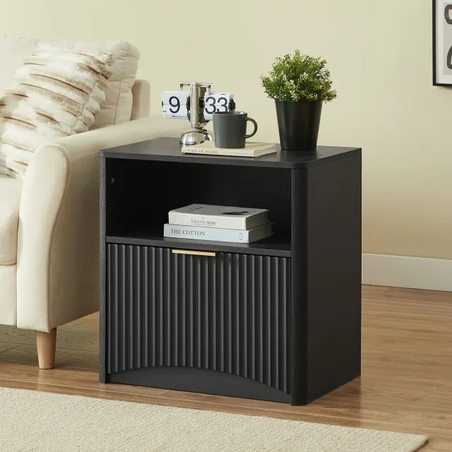REDOM Bedtafel - Open vak en lade - Geribbeld front met afgeronde hoeken - Stille ladegeleiders - Modern - Spaanplaat en metaal - Zwart - 58 x 38 x 60 cm