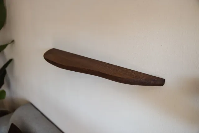 Houtwarenhuis.nl Yūga wandplank eikenhout 90 cm - Japandi stijl - Walnoot kleur - Zwevende wandplank - Organische wandplank - 90 cm - Rond - Organisch - Eikenhout - Handgemaakt in NL