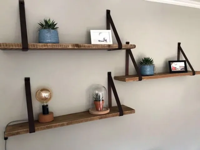 MeubelZwagerij Wandplank Steigerhout met Roze leren Riemen