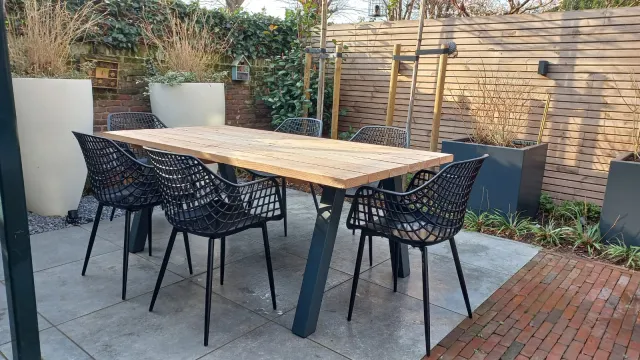 Douglas tuintafel Lake met schuine stalen poten