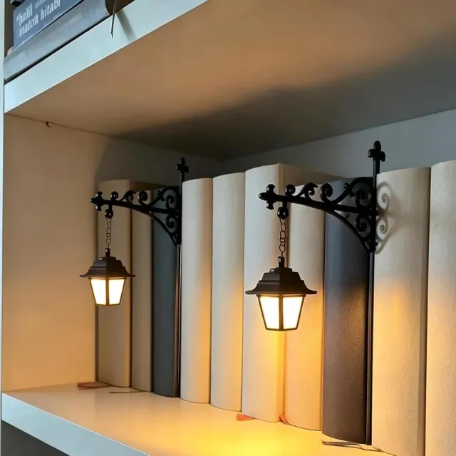 SNQ 2 Stuks Decoratieve Bibliotheeklantaarns voor Boekenplank - Antieke LED Leeslamp Ornamenten - Unieke Cadeaus voor Boekenliefhebbers - Voor Studiekamer, Leeshoek en Thuisbibliotheek Goud