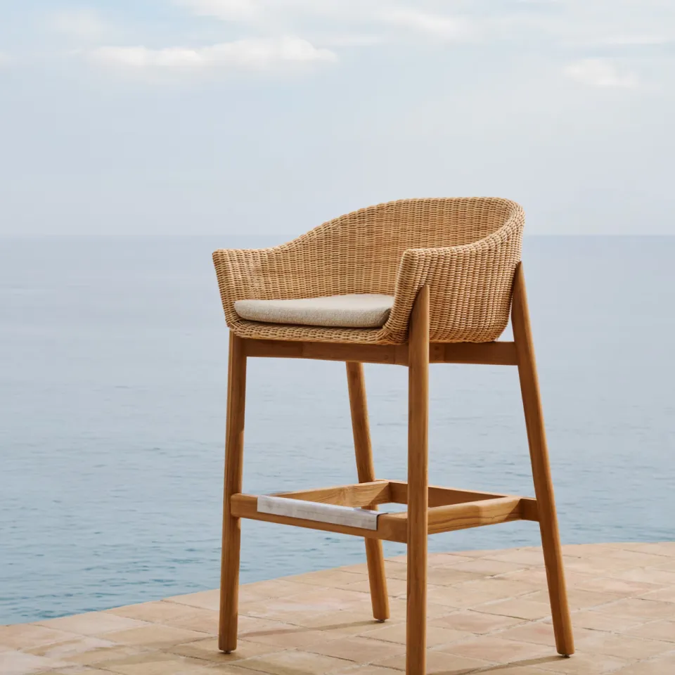 Kave Home Galea barkruk teakhout en rattan, foto 2