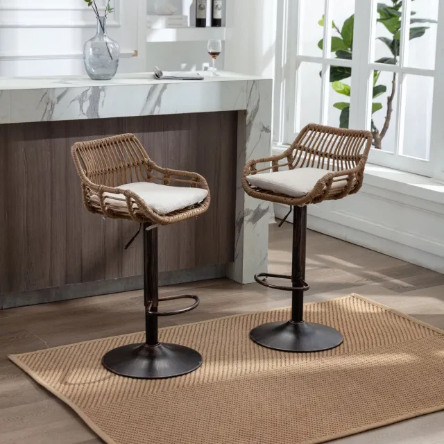 MEUNIQ Barkruk set van 2, 360° draaibaar en hoogte instelbaar, met rotan rugleuning, armleuningen, voetsteun en beige linnen zitting