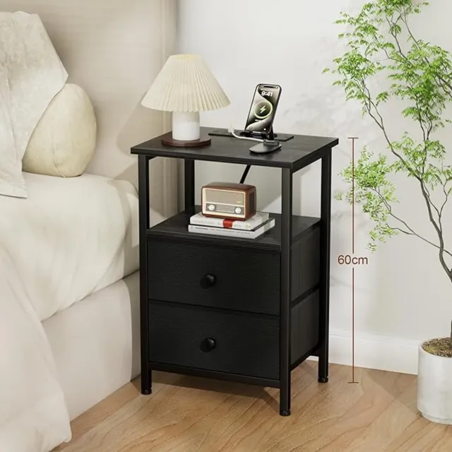 Thuys Nachtkastje set van 2 met Oplaadstation – Bijzettafel met 2 Stopcontacten & 2 USB-Poorten – Stoffen Laden – Metalen Frame – Voor Slaapkamer & Woonkamer (Zwart)