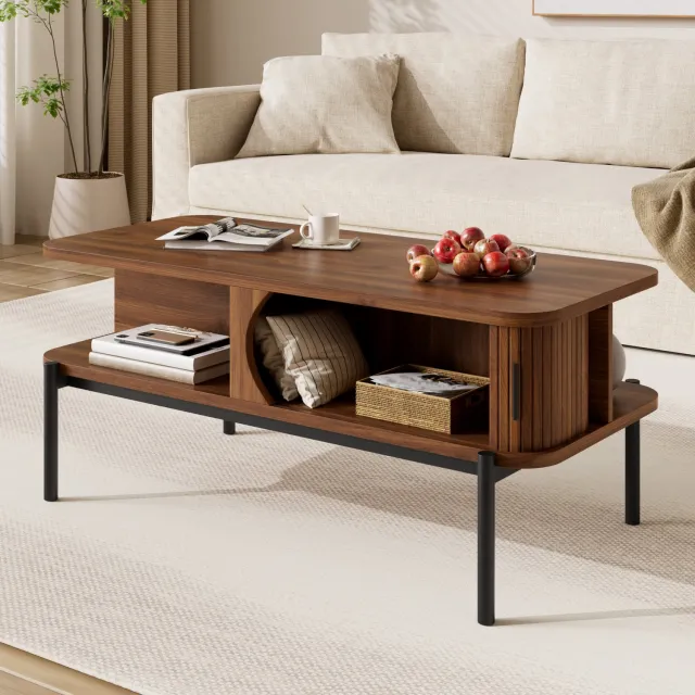 Wishdor Salontafel - Rechthoekig met opbergruimte - Twee open vakken en geribbelde schuifdeuren - Modern met retroaccent - Woonkamer - MDF en zwarte metalen poten - Walnootkleur - 100 x 45 x 43 cm