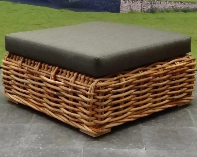 AVH-Outdoor Tuinmeubelen Sabuga voetenbank 92x92xH48 cm naturel rotan Bruin / Terre