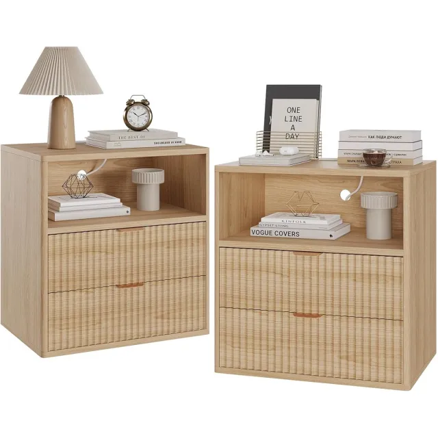 HOERFURIY Set van 2 stuks geribbeld landelijk nachtkastje met oplaadstation – Mid-Century Modern nachtkastje (23 inch) met 2 laden – Houten bijzettafel voor slaapkamer, woonkamer en kantoor – 60×58×40 cm – Houtkleur