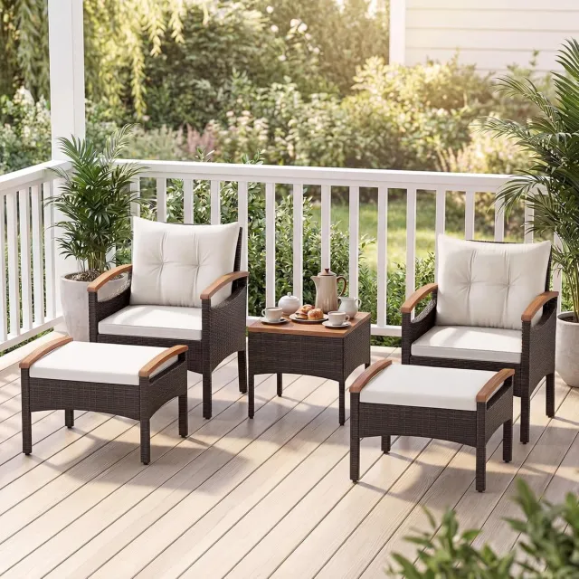 Laura 5-delige Tuin Loungeset Rotan – 64 x 60,5 x 74 cm – PE Rotan Bistro Set met Acaciahout, Inclusief 2 Stoelen, 2 Voetenbanken & Tafel – Outdoor Loungeset Tuinmeubelen Crème-Wit – Laura