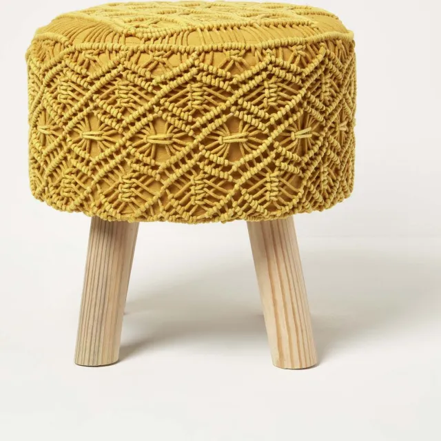 Homescapes Willow – Macrame kruk rond met houten poten – goudgeel, 43 cm hoog