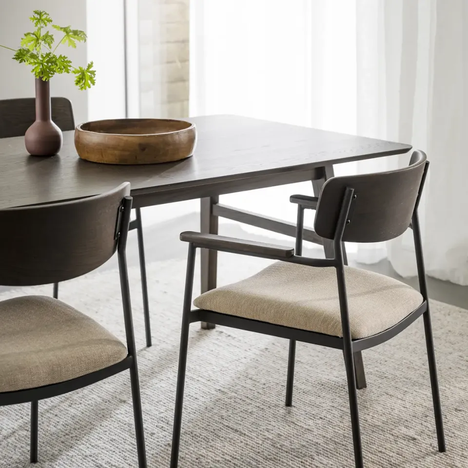 Rowico Home Maymont eikenhouten eetkamerstoel donkerbruin - met beige stoffen zitting en armleuningen, foto 3